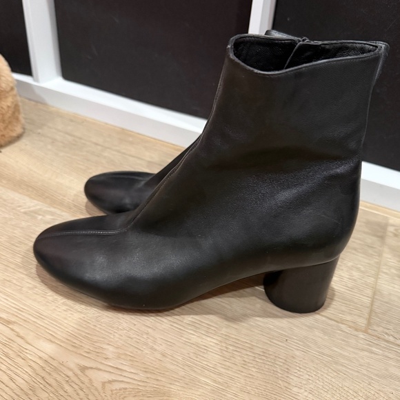 Vince Leather Ankle Bootie sized 9.5 - Picture 1 of 3